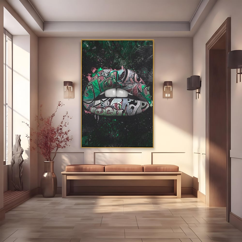 Tablou canvas cu tablou canvas cu buze si graffiti verde, in rama de aluminiu auriu